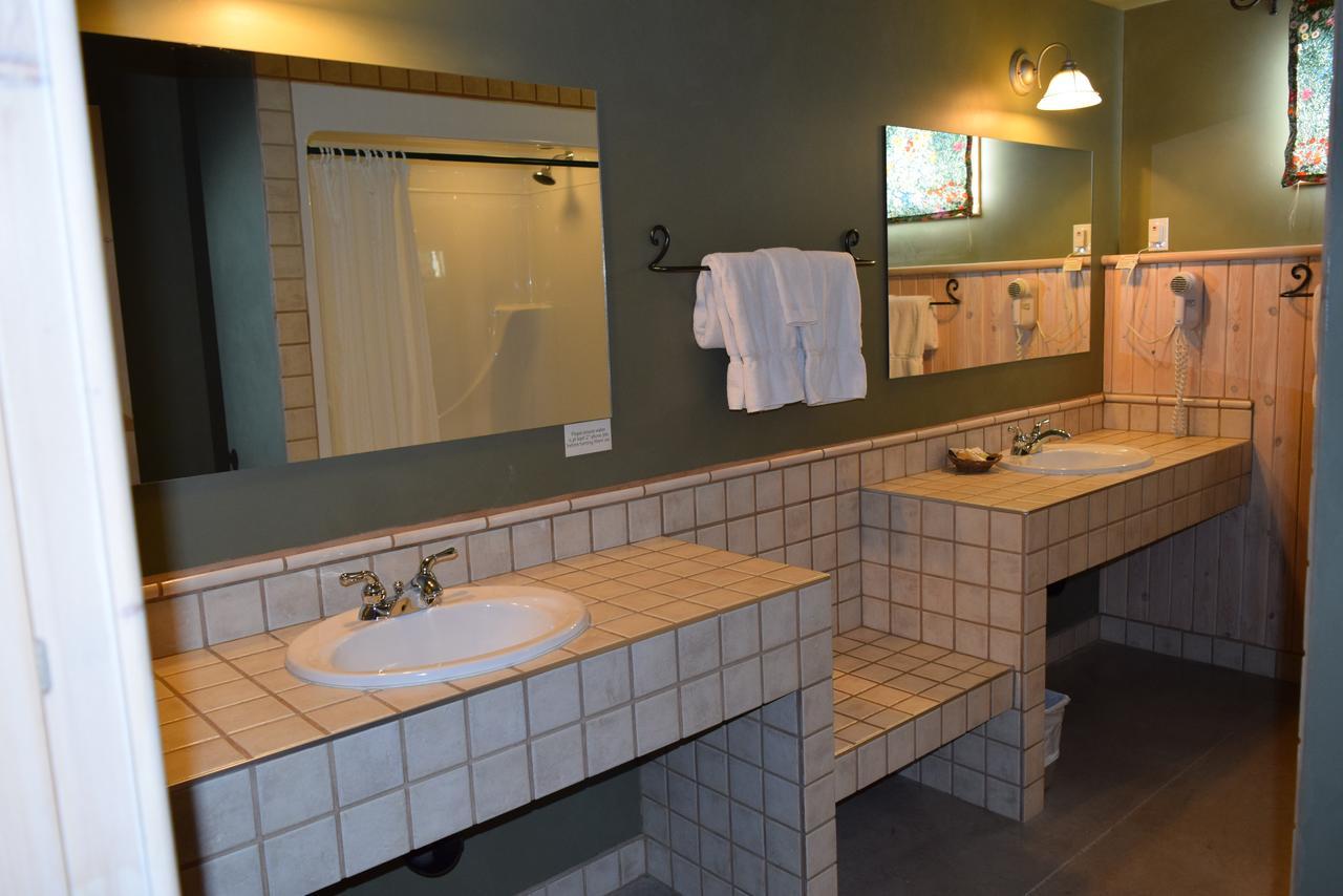Retreat Wilderness Inn Nimpo Lake Luaran gambar